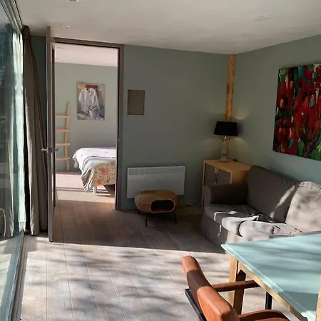 Tuinkamer Met Landelijk Uitzicht En Zwembad. *