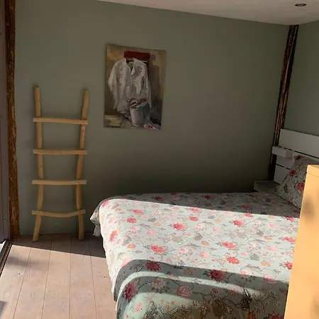 Tuinkamer Met Landelijk Uitzicht En Zwembad. Apartment *