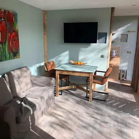 Tuinkamer Met Landelijk Uitzicht En Zwembad.