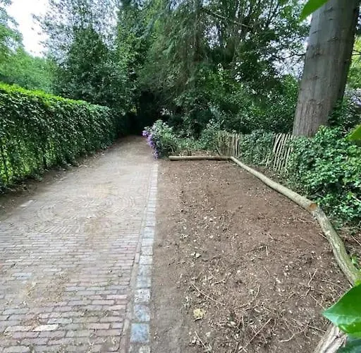 Tuinkamer Met Landelijk Uitzicht En Zwembad.