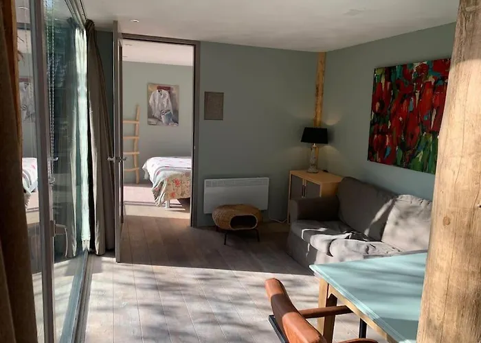 Tuinkamer Met Landelijk Uitzicht En Zwembad. *